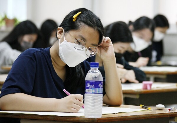 충북 흥덕고 학생들이 지난 6월 실시된 모의평가를 치르고 있다. 사진=충북교육청 제공