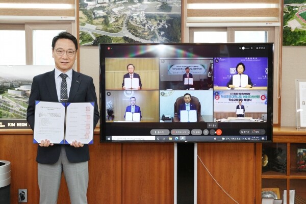 김헌영 강원대 총장이 2일 ‘디지털신기술 인재양성 혁신공유대학사업(에너지신산업)’에 공동참여하는 6개 대학(고려대(주관대학), 한양대, 서울대, 전북대, 부산대, 경남정보대)과 온라인으로 학술교류 협약을 체결하고 기념촬영을 하고 있다. 사진=강원대 제공
