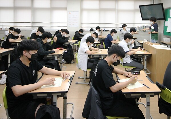 충북 흥덕고 학생들이 2022학년도 수능 6월 모의평가를 치르고 있다. 사진=충북교육청 제공