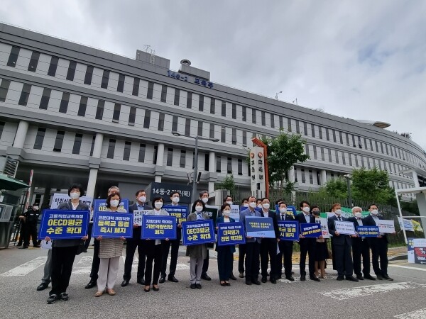 대학기본역량진단 가결과 정부 일반재정지원에 미선정된 대학 총장들이 지난 2일 정부세종청사 교육부 정문 앞에서 피켓시위를 하고 있다. 사진=대학저널DB