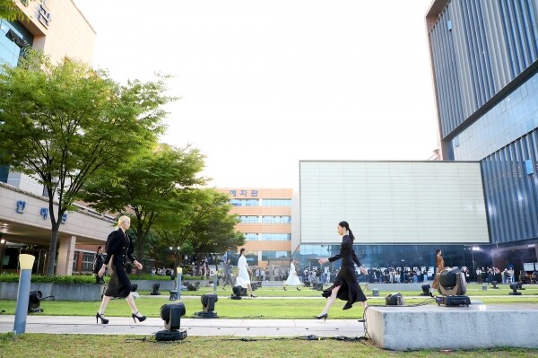 영남이공대는 지난 8일 천마스퀘어 잔디광장에서 ‘YNC Careerman Fashion Model Festa’를 개최했다. 주니어 모델들이 런웨이를 진행하고 있다. 사진=영남이공대 제공