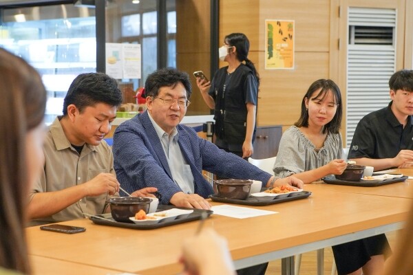 (사진1) 장순흥 총장이 14일 아침 한동대 학생식당에서 학생들과 아침 식사를 하며 격려와 응원의 메시지를 전하고 있다.