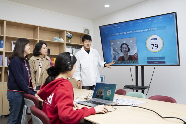 우리나라 25~34세 청년층의 전문대 이상 고등교육 이수율은 69.8%로 경제협력개발기구(이하 OECD) 국가 중 1위를 차지했다. 생산가능인구 수 대비 취업자는 전문대졸, 대졸 모두 OECD 평균에 미치지 못하는 것으로 집계됐다. 사진은 숙명여대의 AI 면접 솔루션 시연 모습. 사진=숙명여대 제공