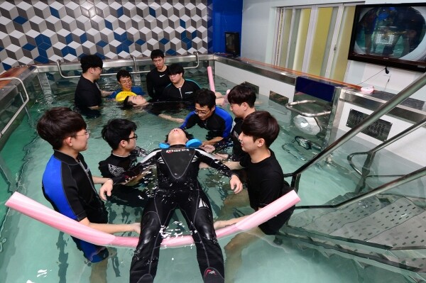 대구보건대 물리치료과 학생들이 실습을 진행하고 있다.