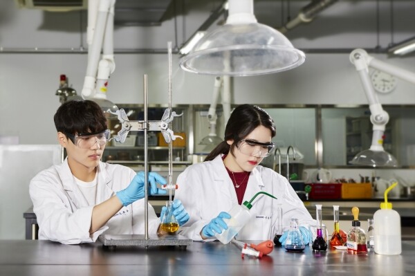 인하공전 학생들이 실험을 하고 있다.