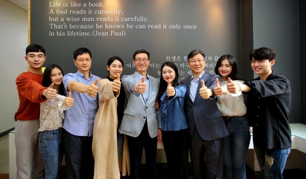 용인예술과학대 교수와 학생이 ‘학생성공’ 구호를 외치고 있다.