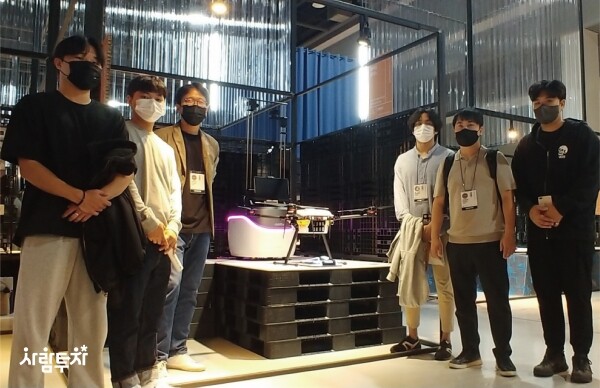 디자인코리아 2021에 참가한 한서대 송성일 교수와 연구원들이 기념촬영을 하고 있다. 사진=한서대 제공