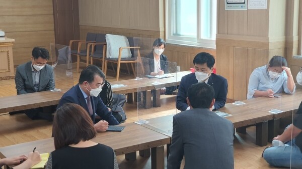 지난 7일 장석웅 전남도교육감이 실습 고교생 사망사고 관련 현지 간담회를 갖고 이번 사망사고 관련 대책위원회를 꾸리기로 했다. 사진=전남도교육청 제공