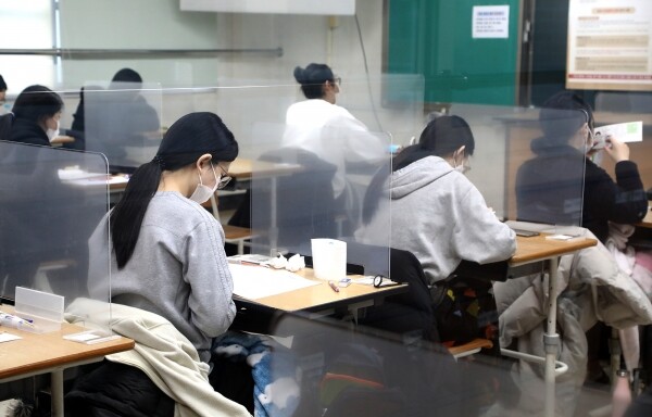 대전 괴정고에서 치러진 2021학년도 대학수학능력시험에서 학생들이 시험에 응시하고 있다. 사진=대전교육청 제공