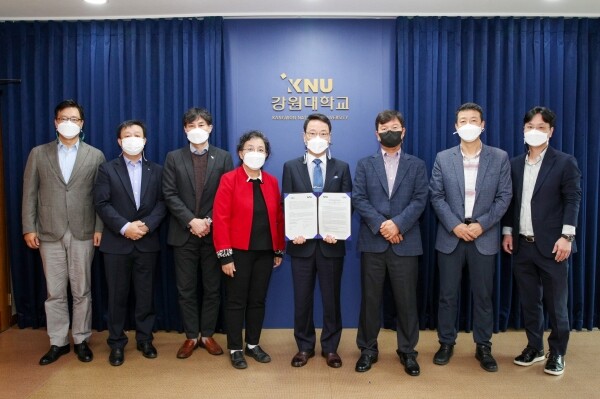 강원대와 미국 노던애리조나대학교의 '학술 및 연구 협력을 위한 양해각서' 체결 후 양 대학 관계자들이 기념촬영을 하고 있다. 사진=강원대 제공