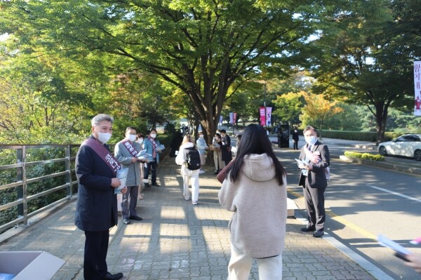 김대현(왼쪽 첫번째) 호서대 총장이 캠퍼스에 등교하는 학생들을 반갑게 맞이하고 있다. 호서대는 25일부터 1, 2학년 학생들의 대면수업을 시작했다. 사진=호서대 제공