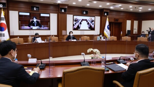 내년부터 일반대학의 온라인 석사과정, 외국대학과 온라인 공동학사 과정 운영이 가능해진다. 또한 고등교육 분야 최초의 규제 특례가 적용되는 고등교육혁신특화지역은 올 12월 지정되며, 평생·직업교육 활성화를 위한 (가칭)고등직업교육거점지구는 내년부터 30개 전문대학에서 405억원의 예산이 투입돼 운영된다. 사진은 27일 정부서울청사에서 열린 제19차 사회관계장관회의 모습. 사진=교육부 제공