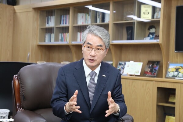 박종훈 경남교육감이 임기동안 진행했던 대표 교육혁신 사례를 설명하고 있다.