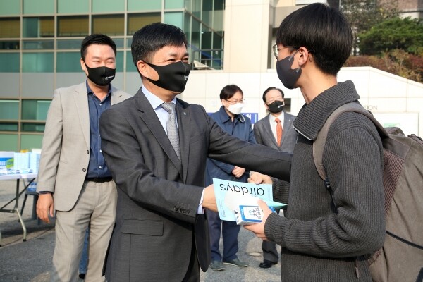 홍성태 총장이 등교하는 학생에게 반갑게 인사를 건네고 있다. 사진=상명대 제공