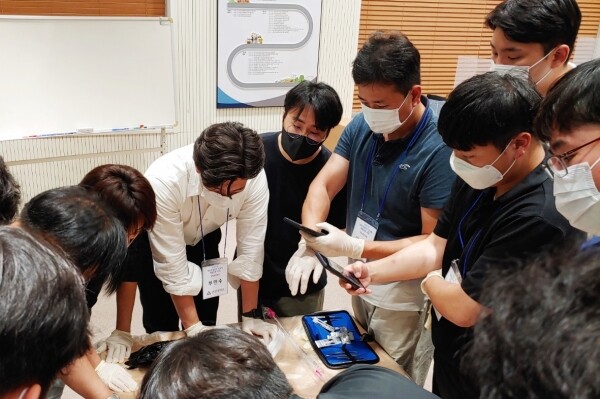 2021년 양돈 컨설턴트 컨설팅 역량강화 과정 참가자들이 인공수정 실습을 하고 있다. 사진=연암대 제공