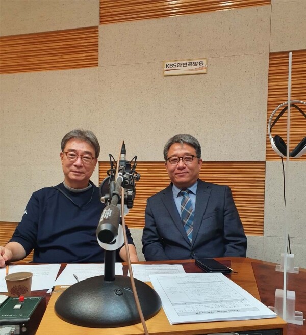 김지형 경희사이버대 한국어문화학과 교수가 지난 31일 KBS 라디오 '한민족 하나로' 일요초대석에 출연해 세종학당에 대해 설명하고 있다. 사진=경희사이버대 제공