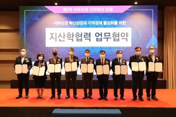 서부산권 혁신성장과 지역경제 활성화를 위한 지산학협력 업무협약을 체결하고 기념촬영을 하고 있다. 사진=한국해양대 제공