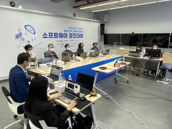 제6회 전국 고등학교 동아리 소프트웨어 경진대회 심사를 맡은 심사위원들이 심사를 하고 있다. 사진=KAIST 제공