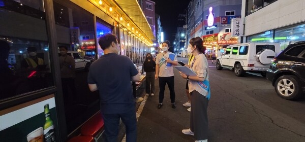 경상국립대 행정지원과와 학생단체, 진주시가 협업해 진주시 가좌동 일대를 합동점검하고 있다. 사진=경상국립대 제공