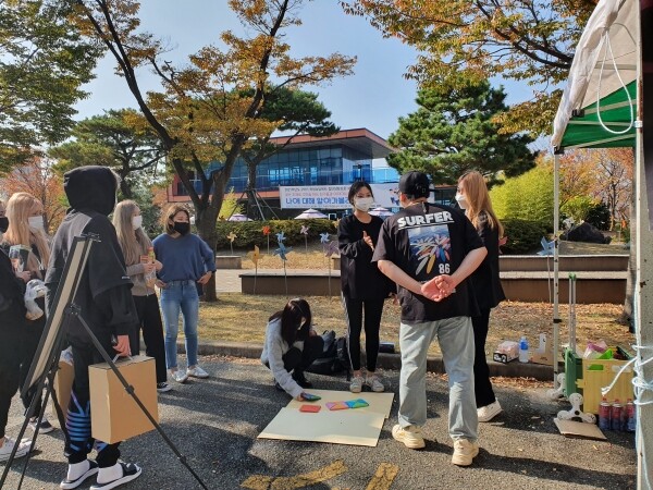 지난 5일 동명대 미니축제에 참여한 학생들이 딱지치기를 하고 있다. 사진=동명대 제공