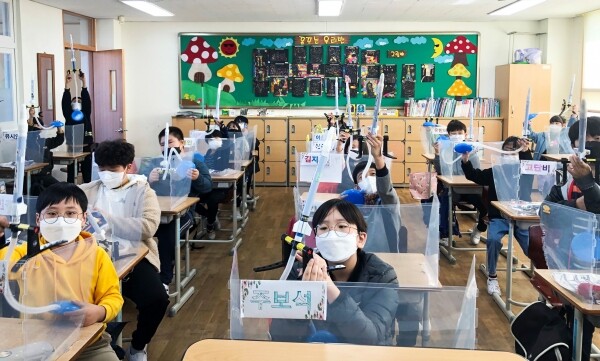 한국교통대 충북과학문화거점센터 ‘로켓DAY‘에 참여한 학생들이 직접 제작한 나로호 모형을 들어보이고 있다. 사진=한국교통대 제공