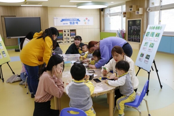 경복대 아동상담보육과 학생들이 어린이집에서 보육 실습을 하고 있다. 사진=경복대 제공
