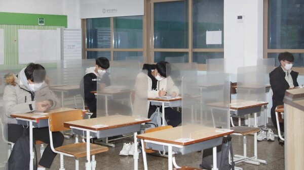수험생들이 지난해 12월 3일 광주광덕고에서 2021학년도 대학수학능력시험을 치를 준비를 하고 있다. 사진=광주시교육청 제공