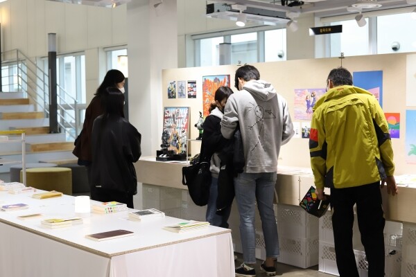 지난 12일부터 14일까지 펼쳐진 혼장마켓에 방문한 이용객들이 1인 창작자의 작품을 구경하고 있다. 사진=서울과기대 제공