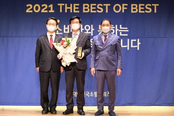 한국장학재단은  지난 17일 열린 ‘제14회 대한민국 소통어워즈’ 시상식에서 ‘인터넷소동 대상’, ‘공공부문 대상’을 수상했다. (왼쪽부터) 조해준 국회의원, 황병기 한국장학재단 이사, 방재홍 소통어워즈 심사위원장이 기념촬영을 하고 있다. 사진=한국장학재단 제공