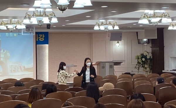 신동옥 전통문화 아띠락교육연구소 대표가 김천대 유아교육과 학생들을 대상으로 특강을 하고 있다. 사진=김천대 제공