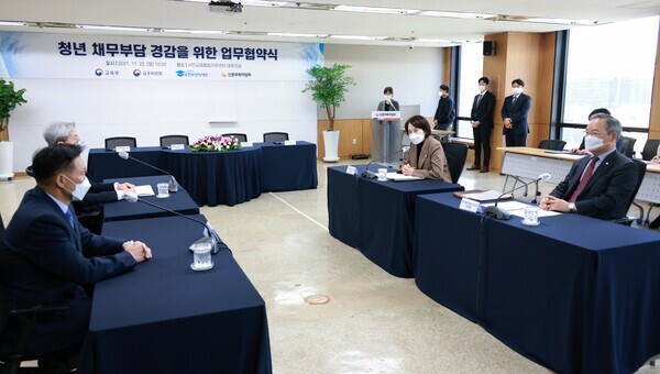 22일 한국프레스센터에서 열린 청년 채무부담 경감을 위한 업무협약식에서 유은혜 부총리가 인사말을 하고 있다. 사진=교육부 제공