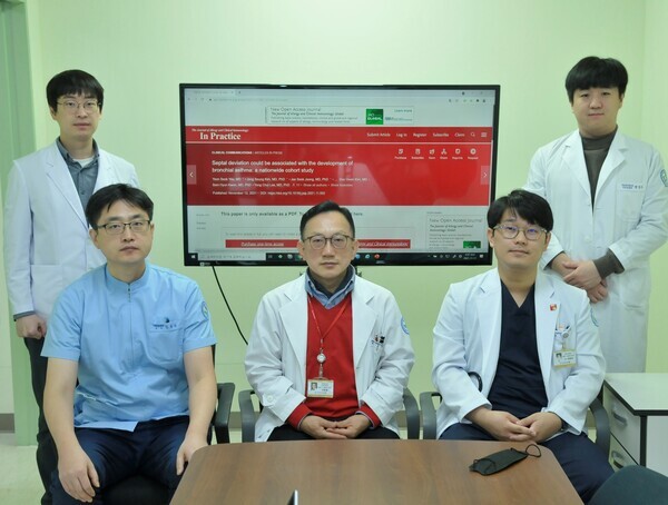 전북대 이용철·정재석 의대 호흡기·알레르기내과 교수팀과 김종승 교수·유연석 이비인후과 전임의 연구팀이 ‘비중격 만곡증’이 천식을 유발한다는 사실을 밝혀냈다. (사진 아래 왼쪽부터) 김종승, 이용철, 정재석 교수. 사진=전북대 제공 