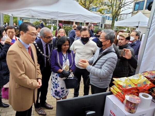 전주대 LINC+사업단 관계자가 영국 킹스턴에서 열린 김장 페스티벌에서 전북지역 농산물을 주재료로 한 제품을 소개하고 있다. 사진=전주대 제공