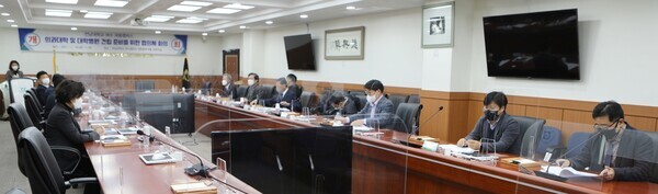 전남대 여수국동캠퍼스 의대, 대학병원 건립을 위한 협의체가 지난 19일 회의를 갖고 활동계획을 논의하고 있다. 사진=전남대 제공 