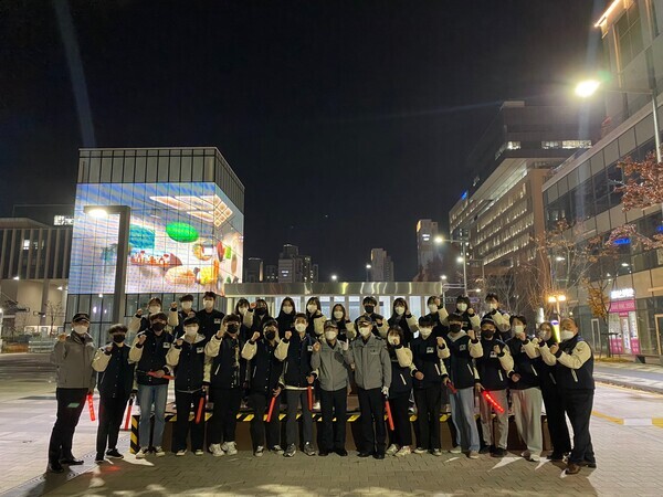 한국영상대 경찰범죄심리과 학생들과 세종남부경찰서 관계자들이 지난 18일 지역안전순찰을 마친 후 기념촬영을 하고 있다. 사진=한국영상대 제공