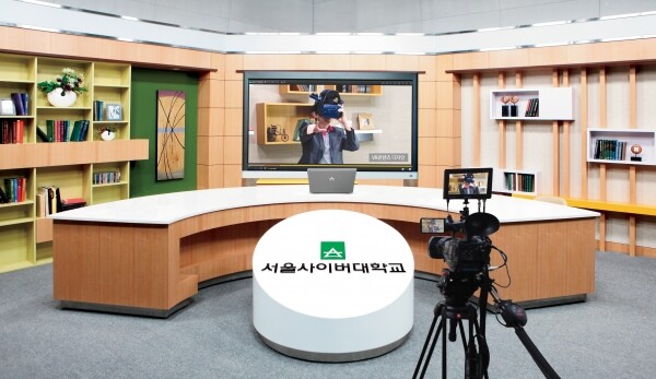 서울사이버대 강사가 VR을 활용해 강의를 진행하고 있다. 사진=서울사이버대 제공