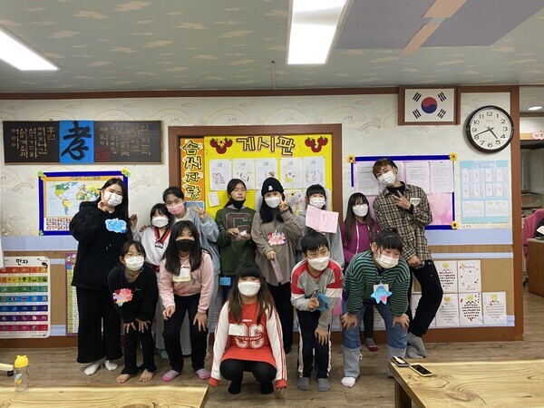 청운대 삼학재 소꿉놀이 팀이 지난 19일 홍주천년지역아동센터에서 재능기부가 끝난 뒤 학생들과 기념촬영을 하고 있다. 사진=청운대 제공