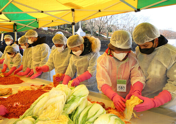 한서대 유학생들이 '사랑의 김장나눔' 행사에서 김치를 담그고 있다. 사진=한서대 제공