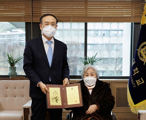 오세정(왼쪽) 서울대 총장이 이순난 여사에게 감사패를 전달하고 있다. 사진=서울대 제공