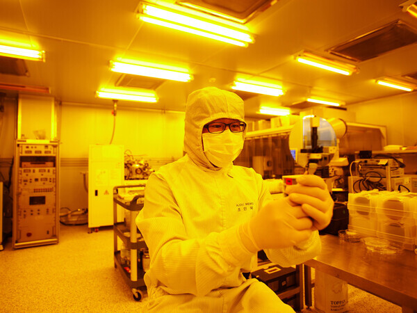 아주대 전자공학과 학생이 실험을 하고 있다.