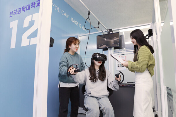 한국산업기술대 학생들이 지난 4월 구축된 ‘메타버스 기반 Future VR Lab’에서 전공실습을 하고 있다.