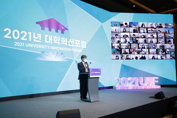 지난 7월 14일 열린 2021년 ‘대학혁신포럼’에서 인사말을 하고 있는 김석수 대학혁신지원사업 총괄협의회 회장