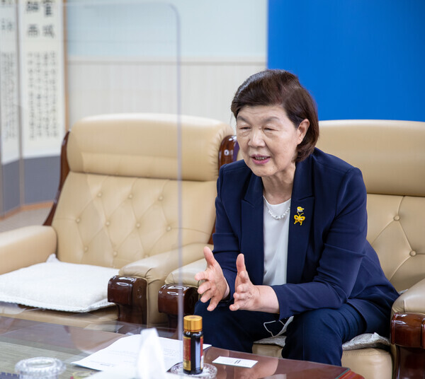 노옥희 교육감이 “교과보충 프로그램을 강화해 학습결손을 해소하고 다양한 체험활동을 확대, 학생들의 관계 형성과 교육회복에 총력을 다할 계획”이라며 앞으로의 계획에 대해 말하고 있다.