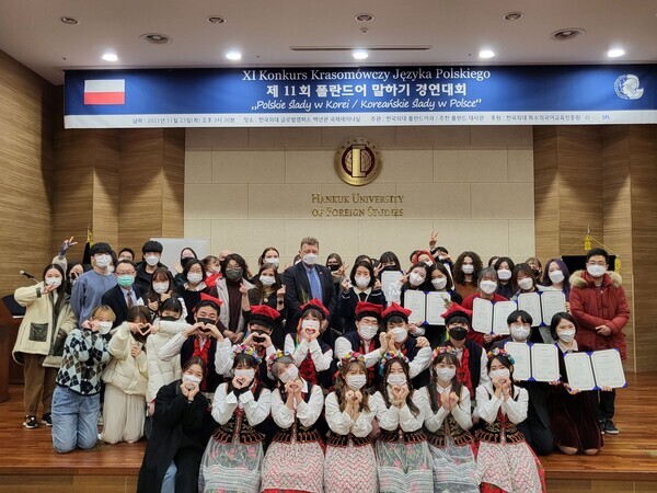 피오르트 오스타셰프스키 폴란드 대사가 지난 25일 경연대회에서 수상한 학생들, 교수진들과 시상식이 끝난 후 기념촬영을 하고 있다. 사진=한국외대 제공