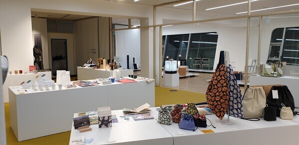 계원예술대 리빙디자인과 학생들의 졸업작품이 DDP 살림터 1층 동대문스피릿에 전시돼 있는 모습. 사진=계원예술대 제공