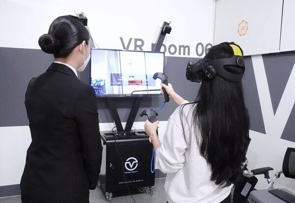 광주여대 항공서비스학부 ‘꿈꾸는 공작소’ 프로그램에 참여한 학생이 VR을 통해  항공객실안전 체험을 하고 있다. 사진=광주여대 제공