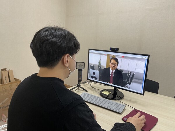 경성대 학생이 대학일자리센터가 도입한 인공지능(AI) 면접시스템을 사용해 취업준비를 하고 있다. 사진=경성대 제공