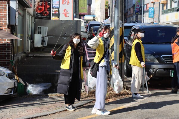  ‘지구사랑 환경보호 마음나눔 사회봉사’ 활동에 참여한 광주여대 학생들. 사진=광주여대 제공
