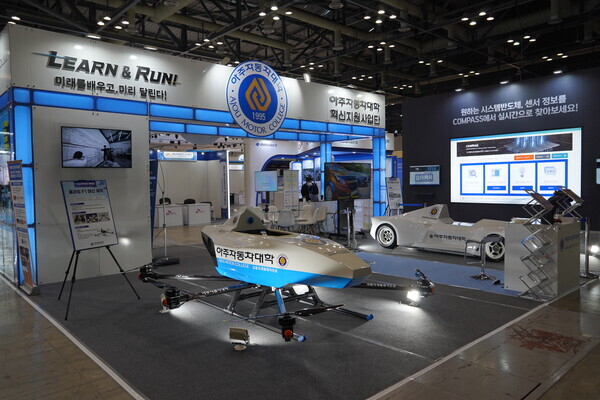 아주자동차대가 2021 서울모빌리티쇼에서 선보인 수직 이착륙 플라잉카(왼쪽)와 포뮬러 F3 E-Machine. 사진=아주자동차대 제공