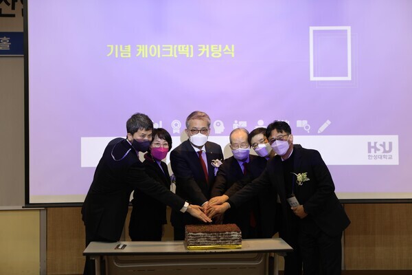 (사진 왼쪽부터) 방갑산 대학원장과 김현아 전 국회의원, 이창원 총장, 이태교 서울부동산포럼 회장, 남두희 부동산대학원장, 정민성 동문회장 등 한성대 관계자들이 지난 26일 부동산대학원 20주년 기념식에서 기념떡 커팅을 하고 있다. 사진=한성대 제공